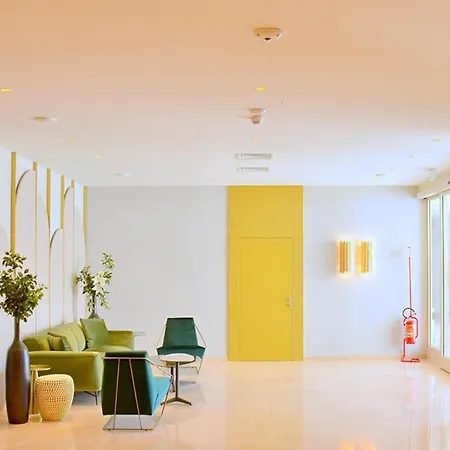 Apartamento Modern Beachfront Flat In A With Pool