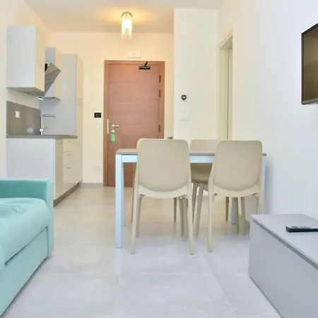 Modern Beachfront Flat In A With Pool 아파트 비비오네