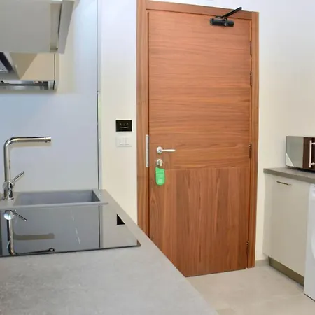 Modern Beachfront Flat In A With Pool 아파트 비비오네