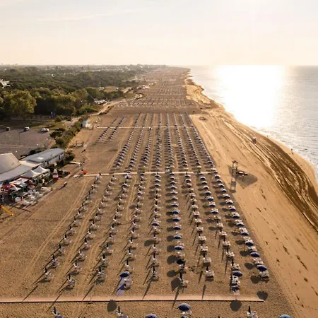 Modern Beachfront Flat In A With Pool Daire Bibione