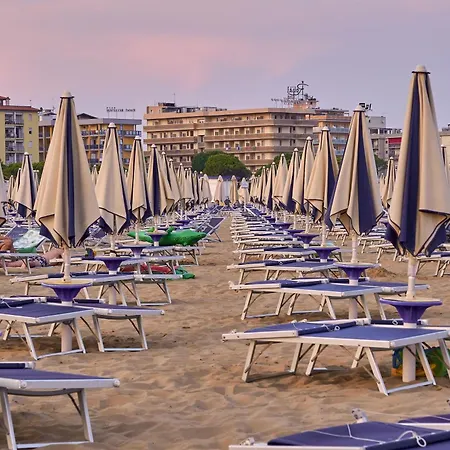 Apartamento Modern Beachfront Flat In A With Pool Bibione