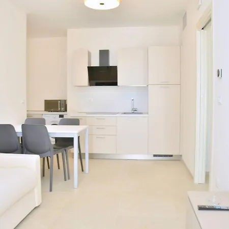 Modern Beachfront Flat In A With Pool Apartamento Bibione