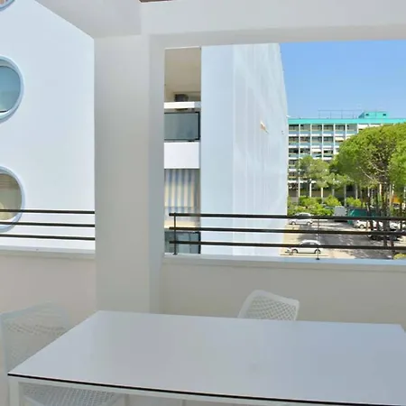 Apartamento Modern Beachfront Flat In A With Pool