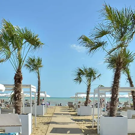 Modern Beachfront Flat In A With Pool Bibione
