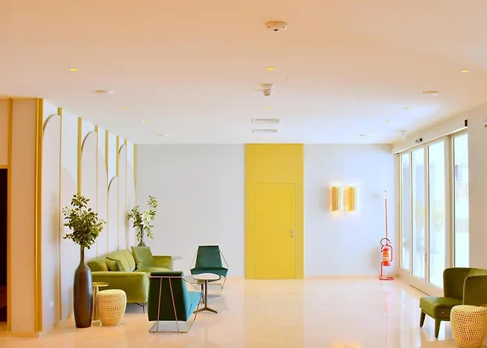 Appartement Modern Beachfront Flat In A With Pool